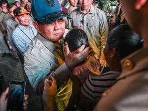 Prabowo Peluk Anak Saat Bertemu Masyarakat di Kalteng