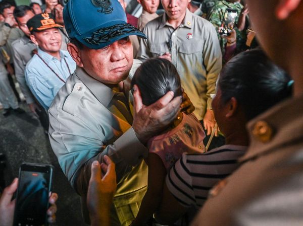 Prabowo Peluk Anak Saat Bertemu Masyarakat di Kalteng