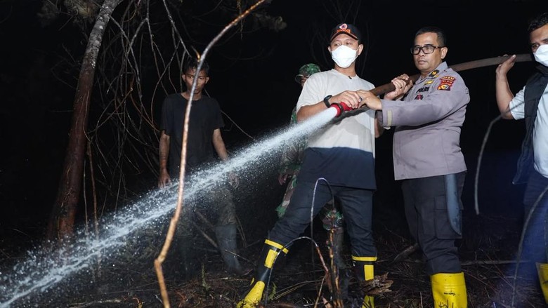 Wali Kota Agung Berjibaku Padamkan Karhutla Bareng TNI-Polri di Pekanbaru