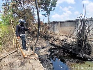 Warga Sampali Deli Serdang Ngeluh Kebakaran Parit, Diduga Akibat Limbah Pabrik