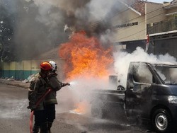 Pikap Angkut Motor Hangus Terbakar di Jalan Kokrosono Semarang