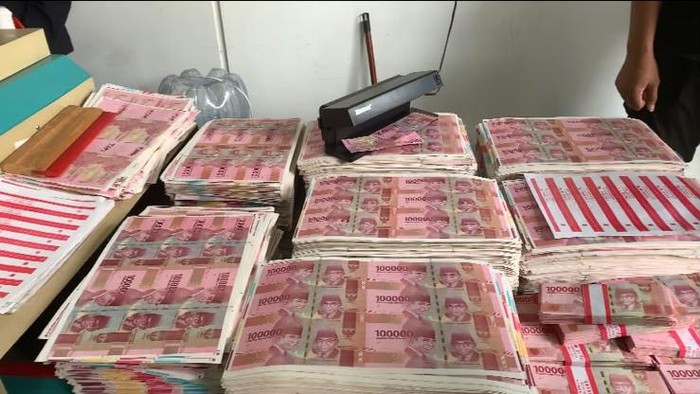 Yang Baru Terkuak dari Penggerebekan Pabrik Duit Palsu di Tangsel Yang Baru Terkuak dari Penggerebekan Pabrik Duit Palsu di Tangsel