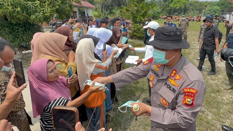 Polda Riau dan Dinkes Cek Kesehatan Warga Terdampak Asap Karhutla Pelalawan
