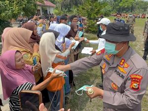 Polda Riau dan Dinkes Cek Kesehatan Warga Terdampak Asap Karhutla Pelalawan