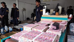 Polisi Terluka Saat Penggerebekan Pabrik Duit Palsu di Tangsel