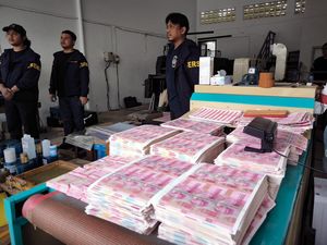 Polisi Terluka Saat Penggerebekan Pabrik Duit Palsu di Tangsel