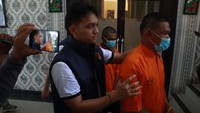 Polisi Tetapkan 'Pria Senter' dan Pemilik Lahan Tersangka Karhutla