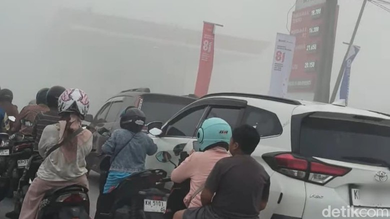 Potret Warga Kobar Antre BBM di Tengah Tebalnya Kabut Asap Dampak Karhutla