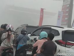 Potret Warga Kobar Antre BBM di Tengah Tebalnya Kabut Asap Dampak Karhutla