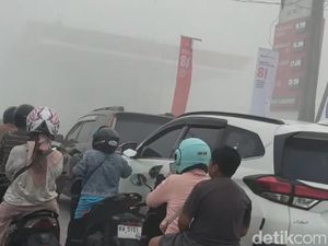 Potret Warga Kobar Antre BBM di Tengah Tebalnya Kabut Asap Dampak Karhutla