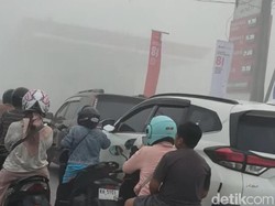 Potret Warga Kobar Antre BBM di Tengah Tebalnya Kabut Asap Dampak Karhutla