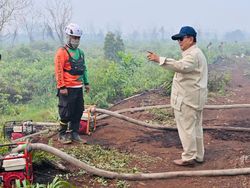 Prabowo Tinjau Lokasi Karhutla di Kalbar, Sempat Berbincang dengan Petugas