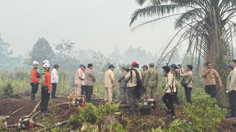 Presiden Prabowo Tinjau Titik Karhutla di Kubu Raya