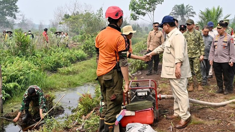 Prabowo Susuri Lahan Terbakar di Kalbar, Sapa Petugas dan Warga