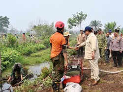 Prabowo Susuri Lahan Terbakar di Kalbar, Sapa Petugas dan Warga