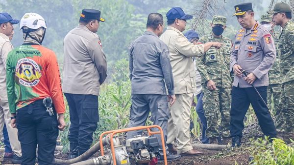 Potret Prabowo Tinjau Langsung Penanganan Karhutla di Kalimantan