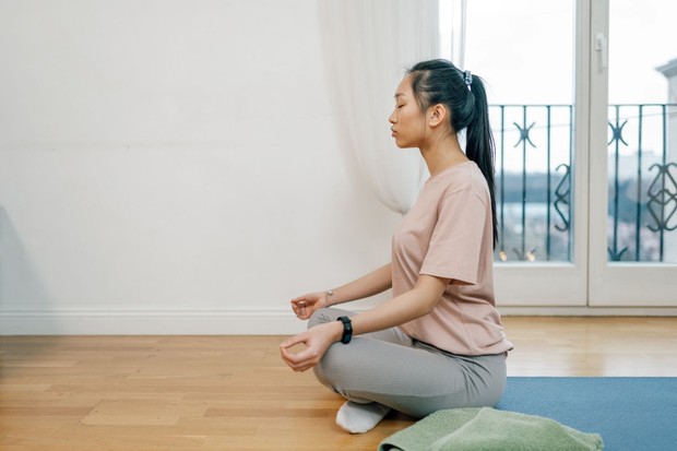 Mengurangi stres melalui tidur, olahraga, meditasi, journaling, atau aktivitas yang membuat rileks dapat membantu mendukung kesehatan kulit secara keseluruhan.