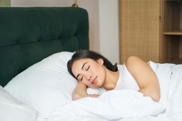 Salah satu rahasia kulit glowing perempuan kaya adalah menjaga kualitas tidur karena tubuh membutuhkan waktu istirahat untuk melakukan proses pemulihan, termasuk pada kulit.