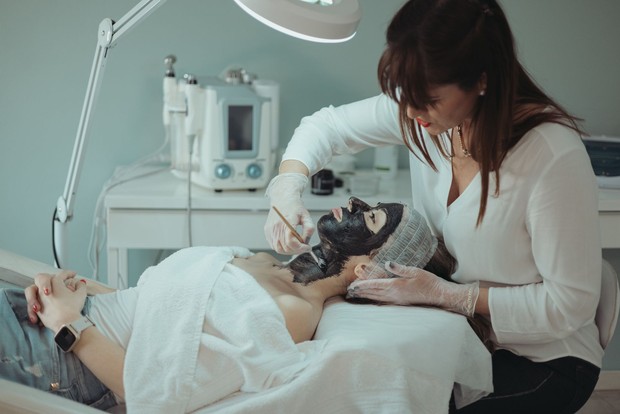 Treatment kecantikan menjadi salah satu rahasia kulit glowing yang dilakukan perempuan kaya karena mereka memiliki akses lebih besar terhadap perawatan profesional.