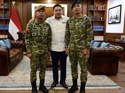 Seskab Apresiasi 2 Prajurit TNI yang Kibarkan Merah Putih di Aceh