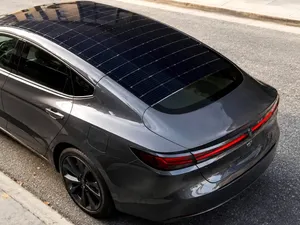 China Bikin Sunroof yang Bisa Ngecas Mobil Listrik