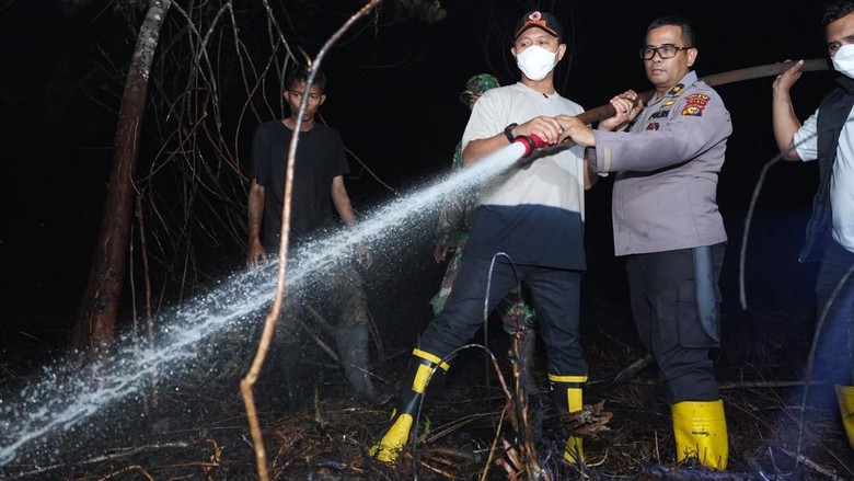 Wali Kota Pekanbaru Turun Langsung Padamkan Karhutla Bersama TNI-Polri