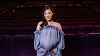 Gaya Maternity Terbaru Adhisty Zara, Pakai Gaun Oversized Berhias Ruffle