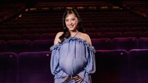 Gaya Maternity Terbaru Adhisty Zara, Pakai Gaun Oversized Berhias Ruffle