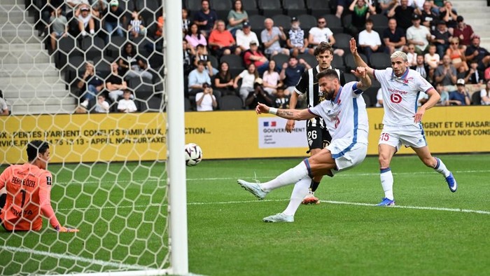 Lilles Canadian forward #9 Jonathan David saves the ball during the French L1 football match between Angers SCO and LOSC Lille at the Stade Raymond Kopa in Angers, western France on August 23, 2026. (Photo by Sebastien Salom-Gomis / AFP)