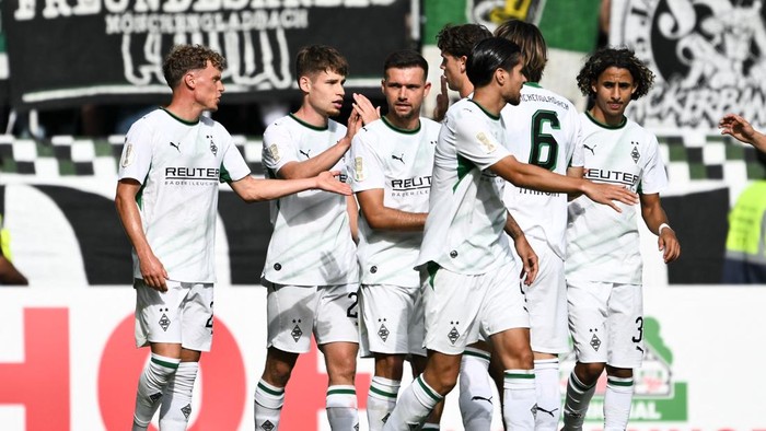 23 August 2026, Rhineland-Palatinate, Mainz: Soccer, Men: DFB Cup, Schott Mainz vs. Borussia Mnchengladbach, First Round, Mewa Arena; Lukas Ullrich (second from left, Borussia Mnchengladbach) and his teammates celebrate the goal that made the score 0