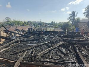 Pemprov NTB Bakal Rekonstruksi 129 Rumah Desa Adat Sade yang Terbakar