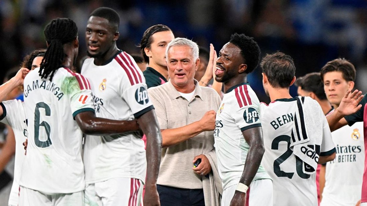 Jose Mourinho bahagia bisa menguasai ruang ganti Real Madrid. (Foto: REUTERS/Pablo Morano)