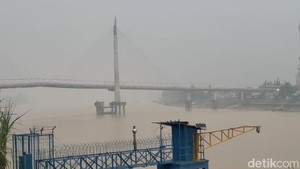 Jalur Sungai Batanghari-Jembatan Arasy Jambi Diselimuti Kabut Asap Karhutla