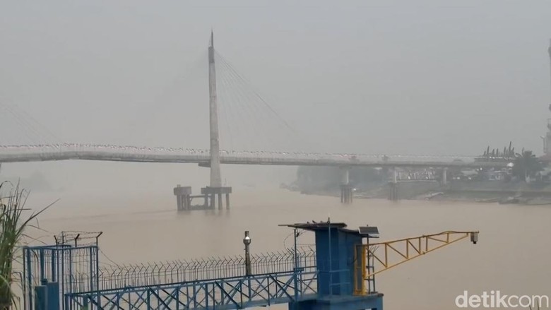 Jalur Sungai Batanghari-Jembatan Arasy Jambi Diselimuti Kabut Asap Karhutla
