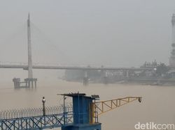 Jalur Sungai Batanghari-Jembatan Arasy Jambi Diselimuti Kabut Asap Karhutla