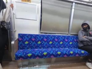 Viral Kaca Jendela KRL Pecah Dilempar Botol, KAI Telusuri Pelaku