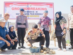 Senyum Nurbaiti Dapat Bantuan Bedah Rumah dari Polda Bengkulu