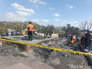 Menpar Janji Bangun Ulang Kampung Adat Sade yang Ludes Terbakar