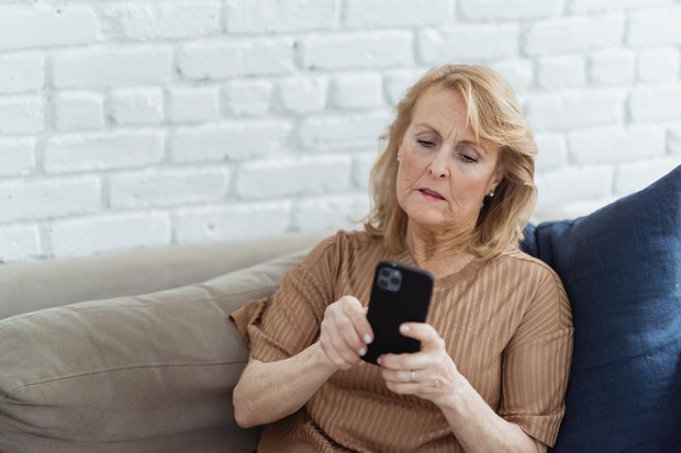 Membagikan disclaimer privasi yang meminta orang lain melakukan copy-paste menjadi salah satu kebiasaan di media sosial yang disebut lebih banyak ditemukan pada Baby Boomers.