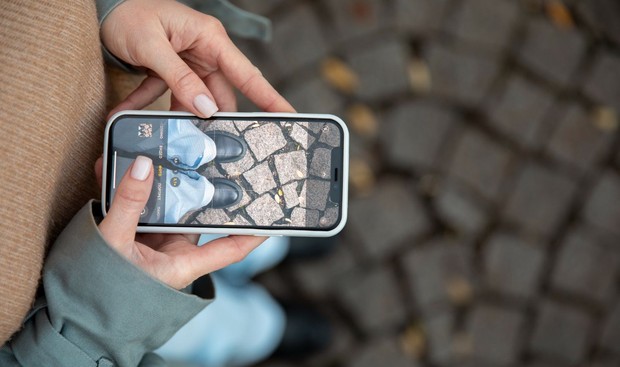 Mengunggah kumpulan foto random tanpa banyak filter menjadi salah satu kebiasaan media sosial yang populer di kalangan Gen Z karena menonjolkan kesan autentik dan santai.