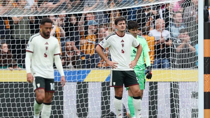 Soccer Football - Premier League - Hull City v Manchester United - MKM Stadium, Hull, Britain - August 22, 2026 Manchester Uniteds Harry Maguire and Senne Lammens react after Hull Citys Nobel Mendy scores their second goal REUTERS/Scott Heppell EDI
