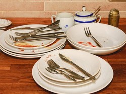 Niat Bantu Pelayan, Ternyata Tumpuk Piring di Restoran Bisa Bikin Repot