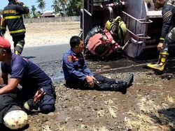 Video: Buru-buru ke Lokasi Kebakaran, Mobil Damkar Polman Oleng hingga Terguling