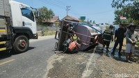 Mobil Damkar Polman Terguling gegara Hindari Kendaraan Nyalip