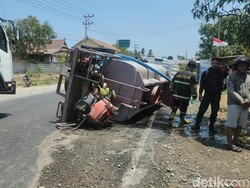 Mobil Damkar Polman Terguling gegara Hindari Kendaraan Nyalip