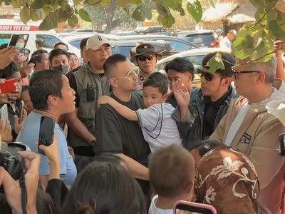 Lagi Ada di Lombok, Nagita dan Raffi Ahmad Kasih Bantuan ke Kampung Adat Sade