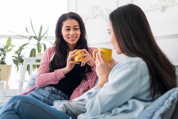 Otak secara alami menghubungkan cerita orang lain dengan pengalaman kita. Namun, terlalu fokus pada diri sendiri dapat membuat kita kurang mendengarkan/ Foto: Magnific.com/Magnific