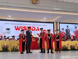 Wisuda Untag Surabaya Diwarnai Aksi Peduli Gempa NTT, Donasi Rp 97 Juta