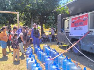 Polairud Salurkan Air Minum Bersih untuk Warga Terdampak Gempa di Manggarai
