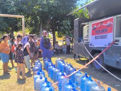 Polairud Salurkan Air Minum Bersih untuk Warga Terdampak Gempa di Manggarai